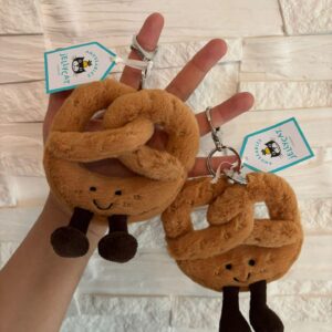 (英國直送) Jellycat Amuseables Pretzel Bag Charm pretzel匙扣 椒鹽餅匙扣 蝴蝶餅匙扣 微笑公仔